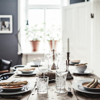 Source: http://www.myscandinavianhome.com/2016/01/a-dramatic-stockholm-space-in-dark.html